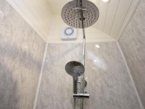 un bagno con soffione doccia e soffitto di 1 Bed in Teviothead 75347 a Hawick