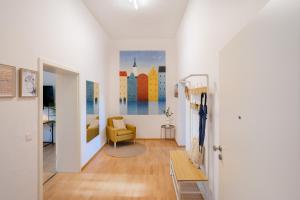 una sala de estar con una silla amarilla y una pintura en la pared en Stilvoll & historisch I Kingbetten+Küche+Parkplatz, en Wesel