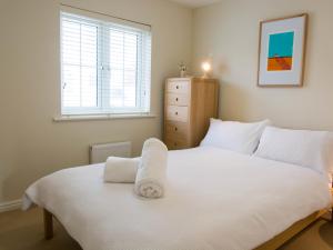 1 dormitorio con cama blanca y ventana en 3 Bed in Camber BT044, en Camber