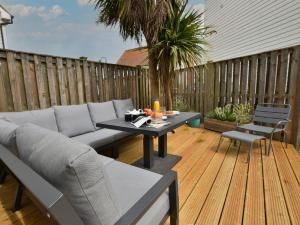 un patio con sofá y una mesa en una terraza en 3 Bed in Camber BT044, en Camber