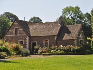 a brick house with a garden in front of it at 5 Bed in Bishops Frome 75602 in Bishops Frome