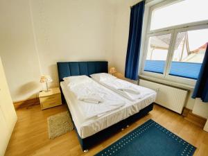 una camera con un letto e una grande finestra di Promenadenblick/Captains-Suite a Warnemünde