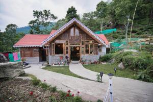 una casa que se está construyendo en un patio en Dharti The Glamping Haven, en Darjeeling