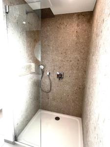 um chuveiro com uma porta de vidro na casa de banho em Ferienwohnung Spiemont em Sankt Wendel