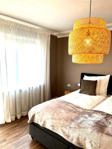 Un dormitorio con una cama grande y una lámpara de araña. en Ferienwohnung Spiemont, en Sankt Wendel
