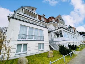 um grande edifício branco com escadas ao lado em Achterdeck, direkt an der Promenade em Warnemünde