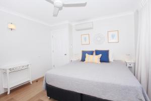 A bed or beds in a room at Windmill 3