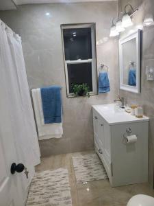 baño con lavabo y aseo y ventana en 3 BR House in Toronto Downtown en Toronto