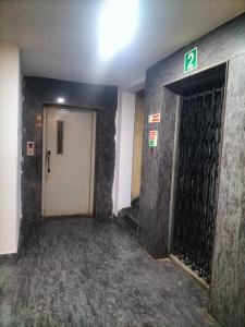 un pasillo de un edificio con una puerta con el número dos en BALAJI INN LUXURY AC ROOMS, en Hyderabad