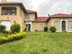 una casa grande con un patio delante en Sombedu guest suite, en Margate