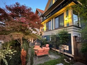 dom z ławką w ogródku w obiekcie Mosaic Suite at The Inn On The Drive w mieście Vancouver