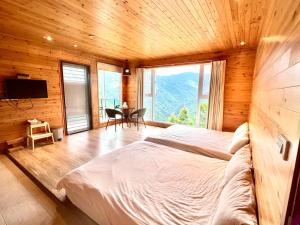 1 dormitorio con cama y ventana grande en No. 36 Farm, en Hualing