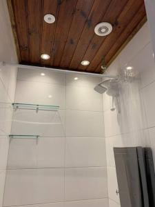 ein Bad mit einer Dusche und einer Decke in der Unterkunft Studio Residencial Curitiba Apartament in Curitiba