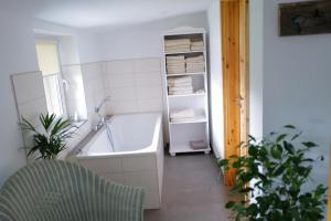 a bathroom with a bath tub in a room at NEU! Ferienwohnung Ostseebeere in Groß Zastrow