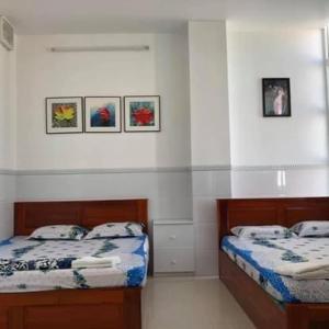 מיטה או מיטות בחדר ב-Nhà nghỉ Vân Anh