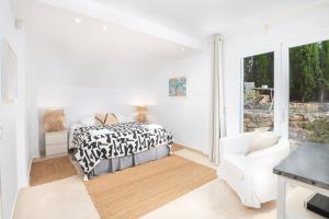 - une chambre avec un lit, une chaise et une fenêtre dans l'établissement Villa La Corniche Piscine, Parking & Wi-Fi, à Altea