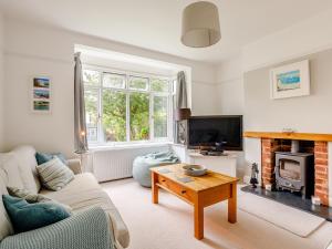 uma sala de estar com um sofá e uma mesa em 3 Bed in Sidmouth 78021 em Sidmouth
