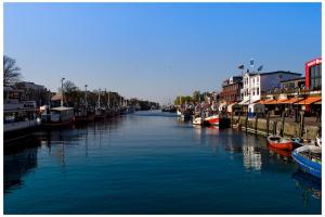 um canal com barcos numa cidade com edifícios em Riga em Warnemünde