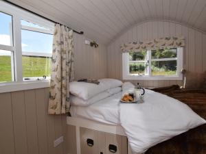 um pequeno quarto com uma cama e duas janelas em 1 Bed in Hereford 78641 em Callow
