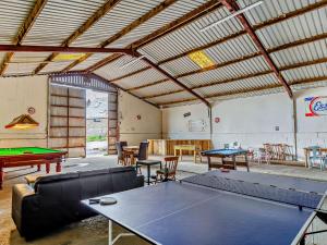 Cette grande chambre comprend une table de ping-pong. dans l'établissement 5 Bed in Ashbrittle 77900, 