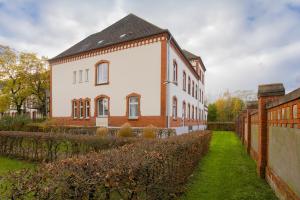una gran casa blanca con una valla delante en Stilvoll & historisch I Kingbetten+Küche+Parkplatz en Wesel
