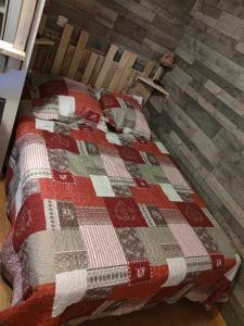 - une chambre avec 2 lits et une couette dans l'établissement Appartement 4 personnes Puy Saint Vincent 1800, à Puy-Saint-Vincent 10 autres photos