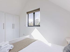 - une chambre blanche avec un lit et une fenêtre dans l'établissement 2 Bed in Bidford-on-Avon 82334, à Barton
