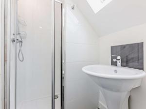 La salle de bains blanche est pourvue d'un lavabo et d'une douche. dans l'établissement 2 Bed in Bidford-on-Avon 82334, à Barton
