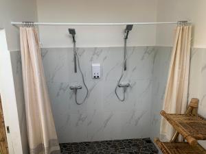 ギリ・トラワンガンにあるGili Davidoff Bungalowのバスルーム(壁にシャワーシステム2台付)