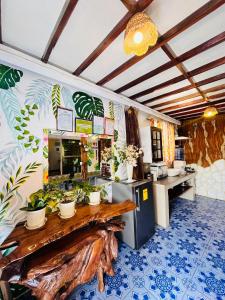 un restaurante con un mostrador con plantas en la pared en Precious Homestay-Family Room, en Burgos