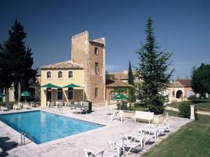 a house with a swimming pool and a building at Mas De La Tour in Gargas