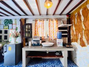 uma casa de banho com um balcão com um lavatório em Precious Homestay-Family Room em Burgos