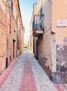 an empty street in an alley between two buildings at CASA CELOMMI in Montepagano