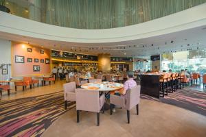 Novotel Ahmedabad餐厅或其他用餐的地方