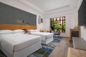 Postel nebo postele na pokoji v ubytování Sheraton Guilin Hotel