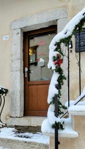 Eine Tür zu einem Laden mit Schnee drauf. in der Unterkunft MALU' Exclusive Retreat in Pescocostanzo