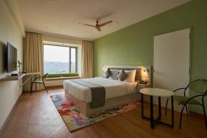 Ikshana Resort and Spa, Khandala的电视和/或娱乐中心
