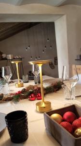 - une table recouverte de verres à vin et une boîte de fruits dans l'établissement MALU' Exclusive Retreat, à Pescocostanzo