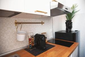 eine Küche mit einer Theke mit einem Haufen Weinflaschen in der Unterkunft Santa Gloria - (150 m dalla metro) in Sesto San Giovanni
