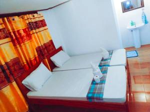 łóżko w pokoju z zasłoną w obiekcie Ziah's Guest House w mieście San Vicente