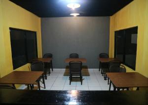 Tange Guest House في روتينج: غرفة طعام مع طاولات وكراسي خشبية