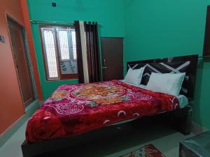 Postel nebo postele na pokoji v ubytování Hotel O Home Sambhu Homestay