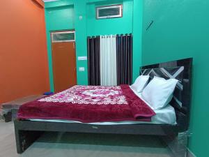 Postel nebo postele na pokoji v ubytování Hotel O Home Sambhu Homestay
