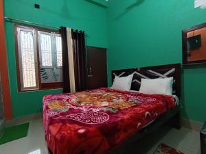 Postel nebo postele na pokoji v ubytování Hotel O Home Sambhu Homestay