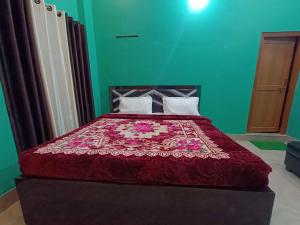 Postel nebo postele na pokoji v ubytování Hotel O Home Sambhu Homestay + 8 fotografií