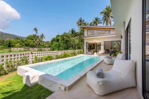 eine Villa mit einem Pool und einem Haus in der Unterkunft Private Pool Paradise: Sereniwoods 3br in Nathon Bay