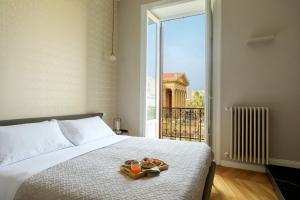 Un dormitorio con una cama con una bandeja de comida. en Palermo al Massimo en Palermo