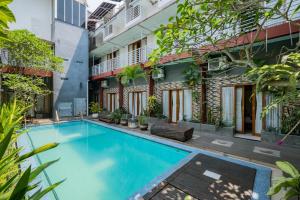 a swimming pool in the courtyard of a building at RedDoorz Premium @ Jalan Cengkeh Malang in Malang
