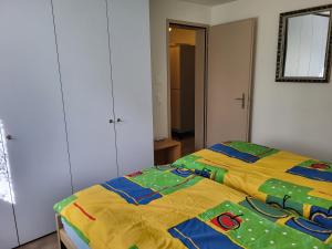 Tempat tidur dalam kamar di Splügen Haus Engadinella