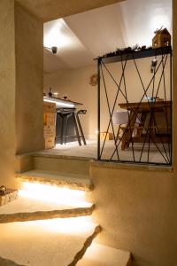 une salle à manger avec une table dans une pièce éclairée dans l'établissement MALU' Exclusive Retreat, à Pescocostanzo